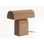 Lampe de table Cadix Droite en fer émaillé taupe brillant, design géométrique rétro, vue principale fond beige