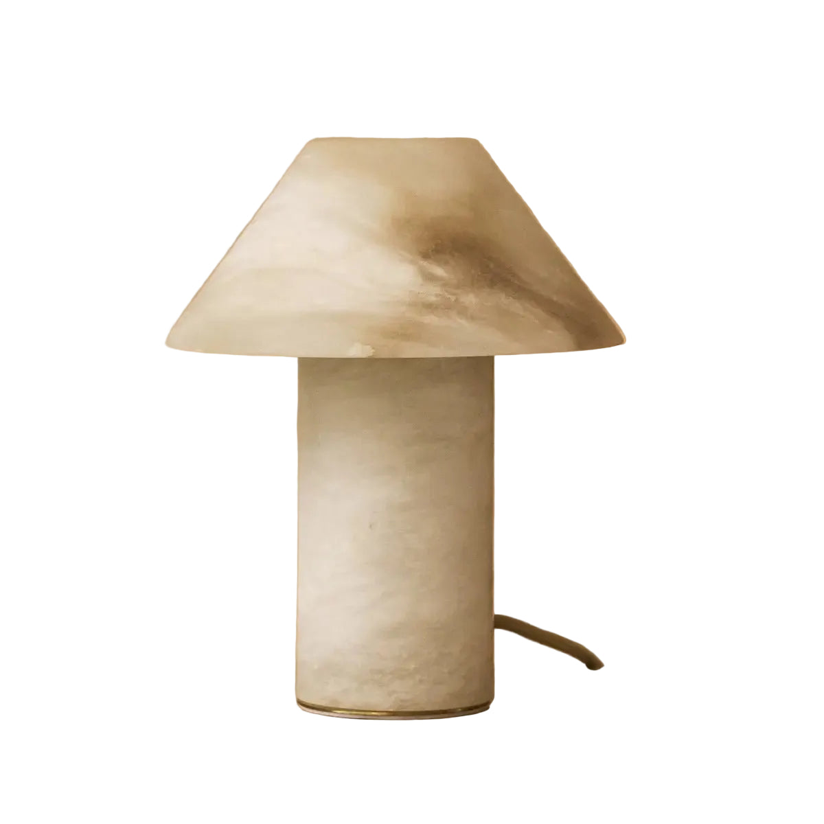 Lampe de table conique Eleonora en albâtre  sur fond blanc.