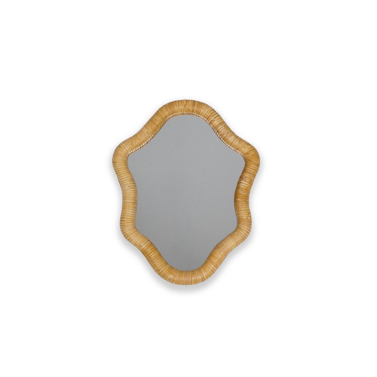 Miroir mural décoratif avec cadre en rotin naturel tressé en bandes horizontales, forme organique ondulée asymétrique type blob, vue de face sur fond blanc, dimensions 44×35 cm, style bohème naturel
