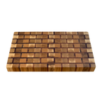 Planche à découper bois de bout motif briques, rectangles horizontaux décalés en quinconce façon mur de briques, frêne ambré beige doré uniforme avec joints sapelli brun prune, vue trois-quarts fond blanc, grande taille, tranche bois de bout visible