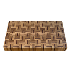 Planche à découper bois de bout motif vannerie tressage, vue trois-quarts perspective basse mettant en valeur l'épaisseur généreuse et la structure bois de bout, rectangles croisés frêne beige et sapelli brun prune, fond blanc, grande taille