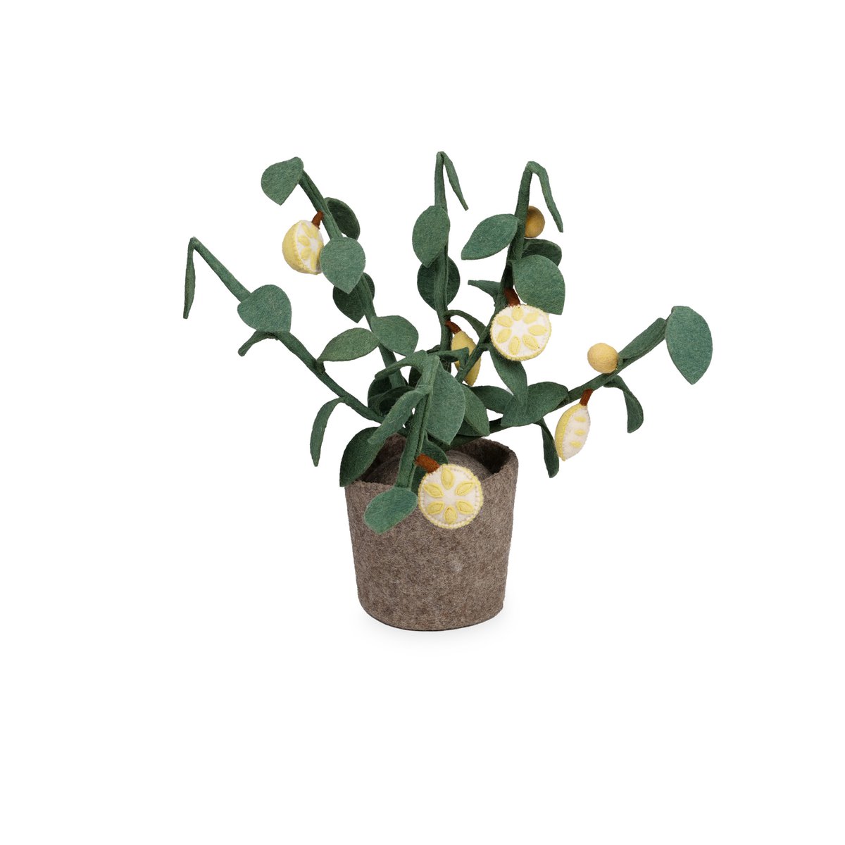 Plante décorative citronnier entièrement fabriquée en feutre, feuilles vert sauge ovales et petits citrons jaunes ronds avec moitiés stylisées, pot cylindrique en feutre gris taupe, vue en perspective 3/4 sur fond blanc, hauteur 56 cm, style nordique naturel