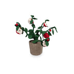 Plante décorative pommier entièrement fabriquée en feutre, feuilles vert sauge ovales et pommes rouges rondes entières avec moitiés stylisées blanc et rouge à pépins bruns, pot cylindrique en feutre gris taupe, vue en perspective 3/4 sur fond blanc, hauteur 56 cm, style nordique naturel