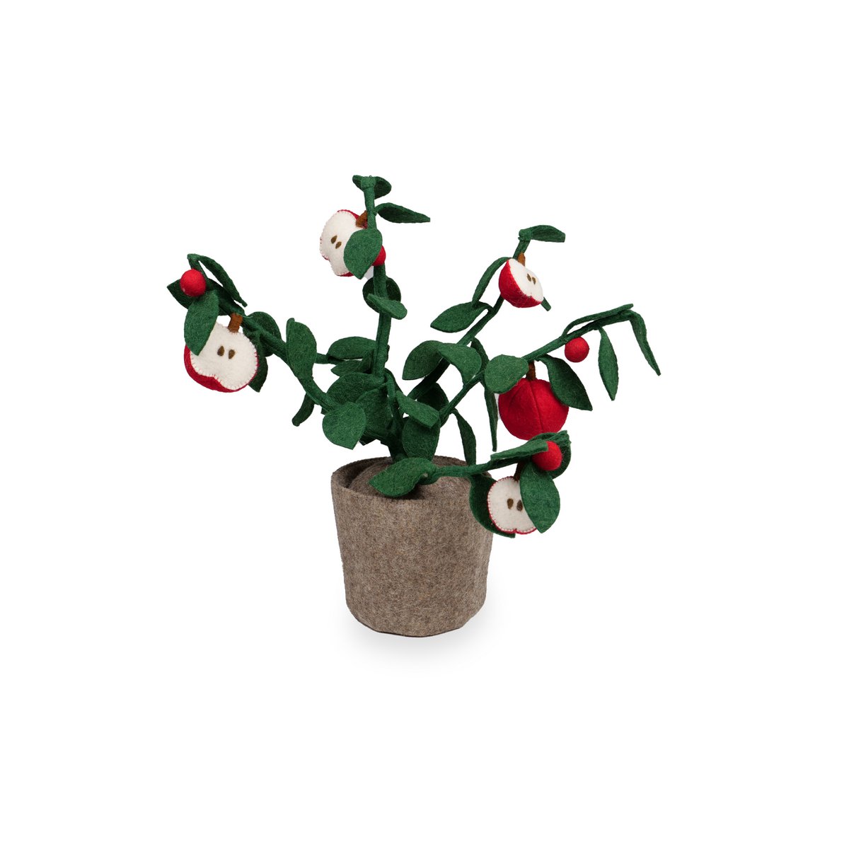 Plante décorative pommier entièrement fabriquée en feutre, feuilles vert sauge ovales et pommes rouges rondes entières avec moitiés stylisées blanc et rouge à pépins bruns, pot cylindrique en feutre gris taupe, vue en perspective 3/4 sur fond blanc, hauteur 56 cm, style nordique naturel