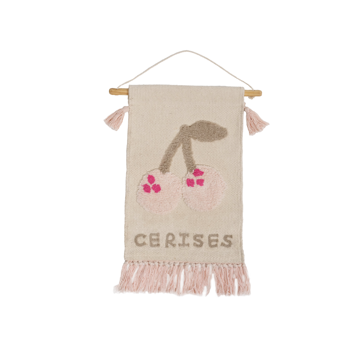 Tenture murale décorative en tissu tufté écru avec motif cerise rose fuchsia et taupe, inscription CERISES, pompons roses aux extrémités de la baguette bois et franges roses en bas, fond blanc, style bohème poétique pour chambre enfant