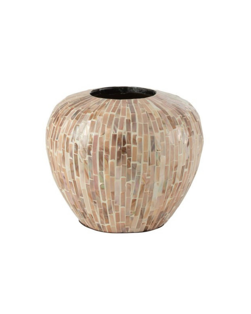 Vase rond artisanal beige design J-line en nacre et rotin sur fond blanc