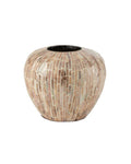 Vase rond artisanal beige design J-line en nacre et rotin sur fond blanc