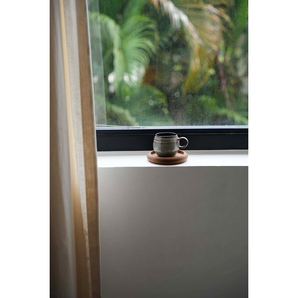 Petite tasse à expresso artisanale en grès, nuances vert d'eau et brun.