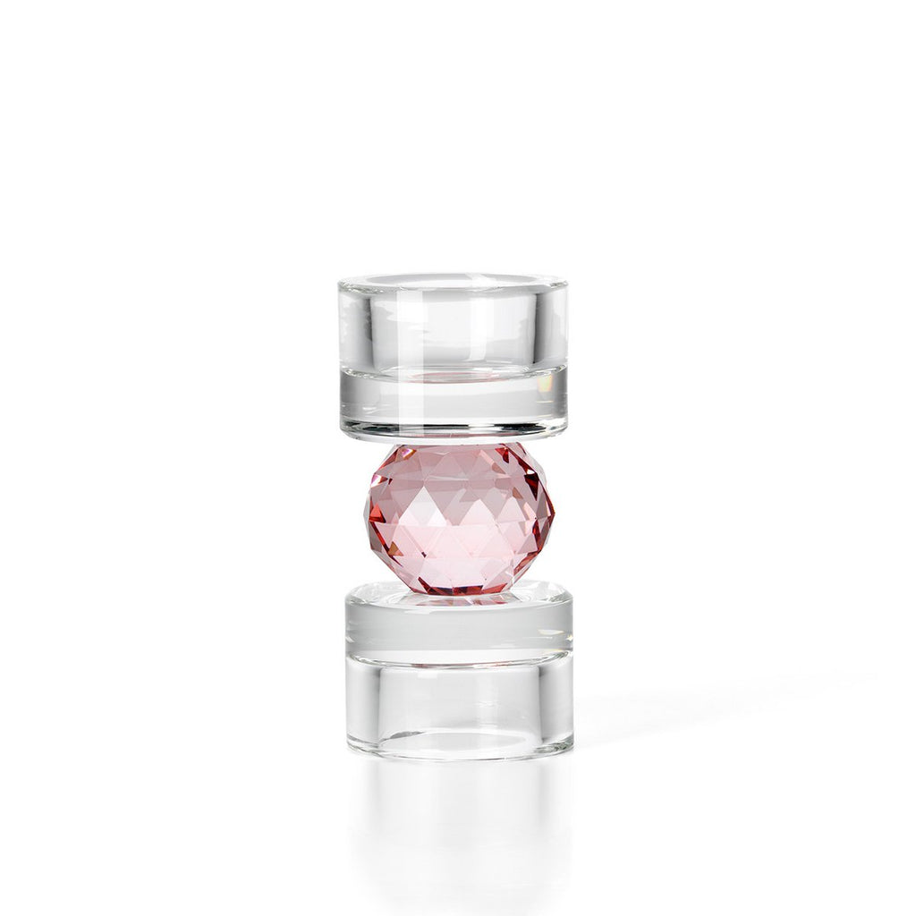 Petit bougeoir décoratif en verre recyclé composé de deux cylindres transparents encadrant une sphère rose facettée.