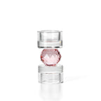 Petit bougeoir décoratif en verre recyclé composé de deux cylindres transparents encadrant une sphère rose facettée.