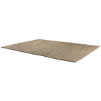 Tapis plat en jute vert naturel posé au sol.