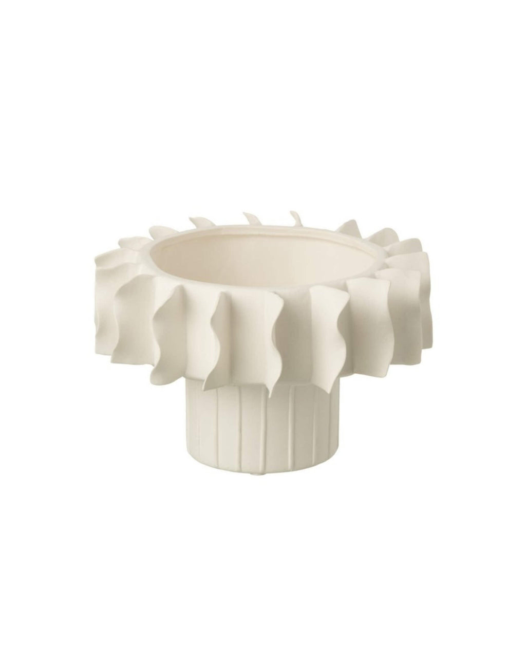 Décoration intérieure chaleureuse : coupe design blanche Hélios posée sur une console en bois clair, devant un mur marron glacé avec fauteuil beige.