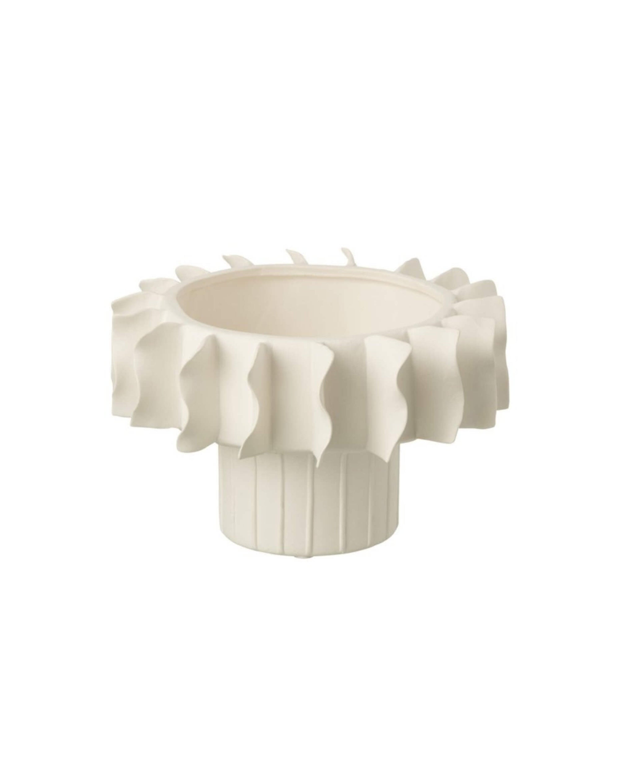 Décoration intérieure chaleureuse : coupe design blanche Hélios posée sur une console en bois clair, devant un mur marron glacé avec fauteuil beige.