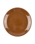 Détail de l'assiette Ambra montrant les reflets de l'émail artisanal couleur terre brûlée.