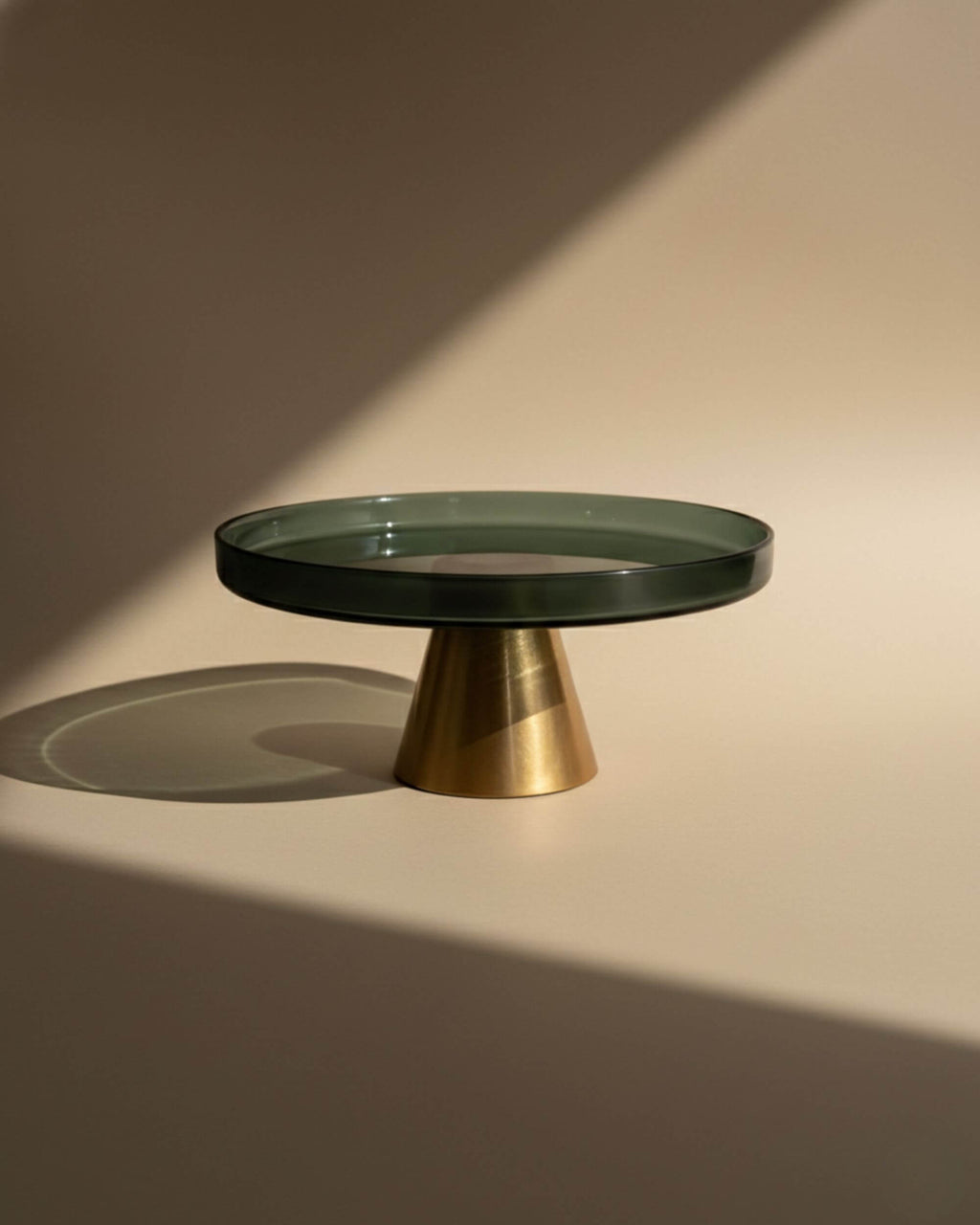 Plat à gâteau AYA vert et doré dans une ambiance élégante
