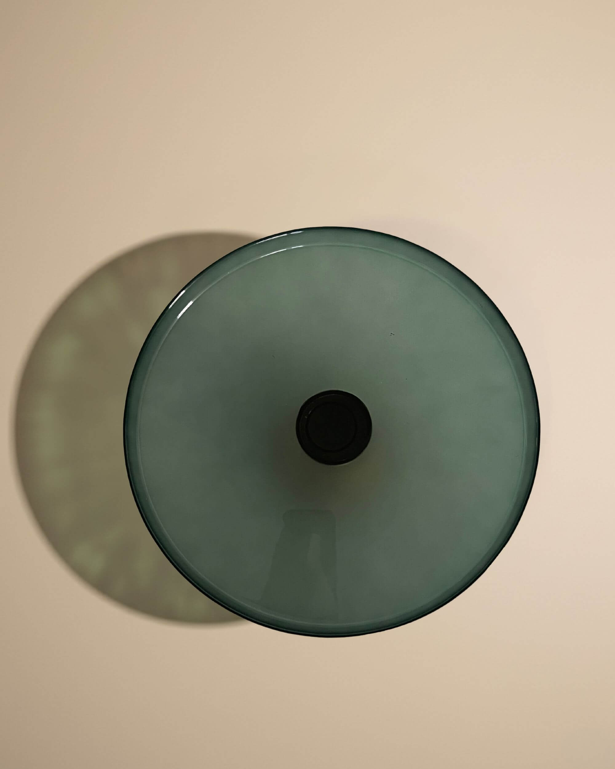 Vue du dessus du plat à gâteau AYA en verre vert
