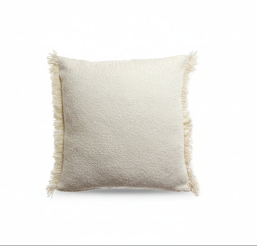Coussin carré 45x45 en tissu bouclette écru blanc perle avec franges sur les côtés