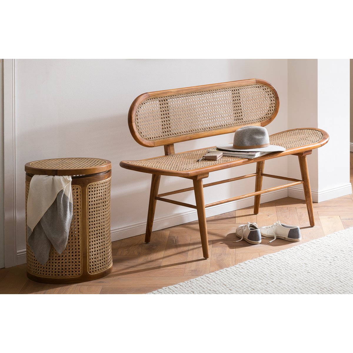 Mise en scène du grand banc utilisé comme assise conviviale dans un couloir ou un vaste espace de vie.