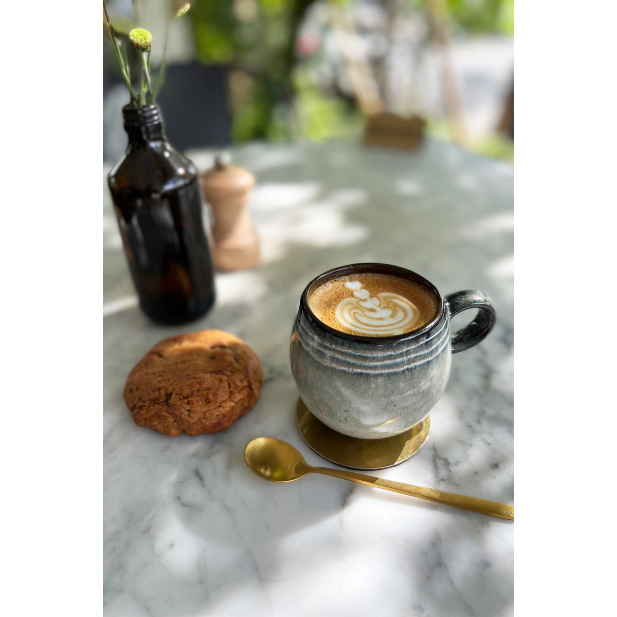 Tasse artisanale portugaise posée à la lumière du jour.