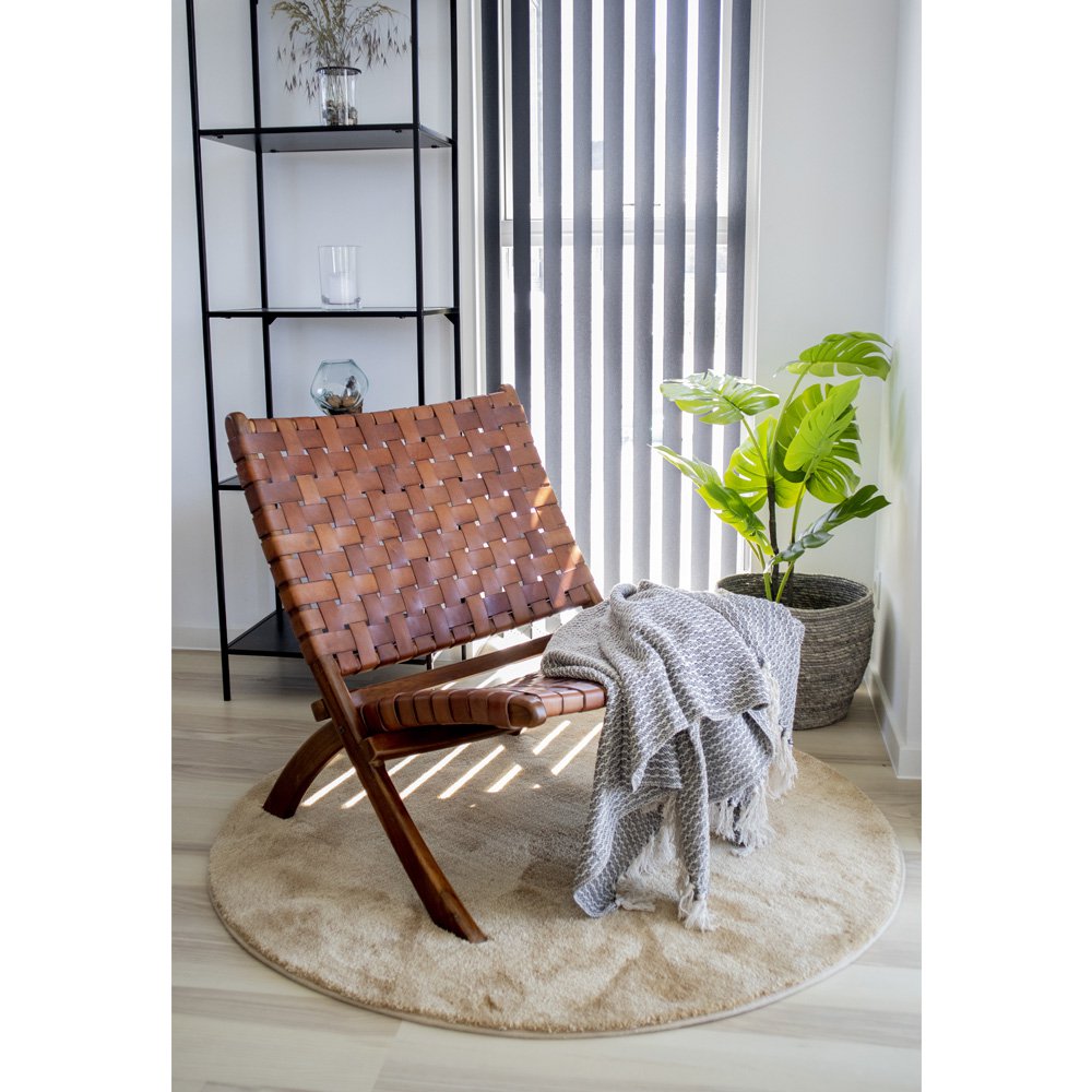 Mise en scène du fauteuil en teck et cuir dans un intérieur de style bohème chic.