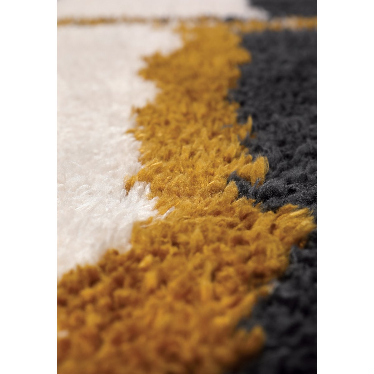 Zoom sur les mèches épaisses de 4cm du grand tapis synthétique doux Rosa.