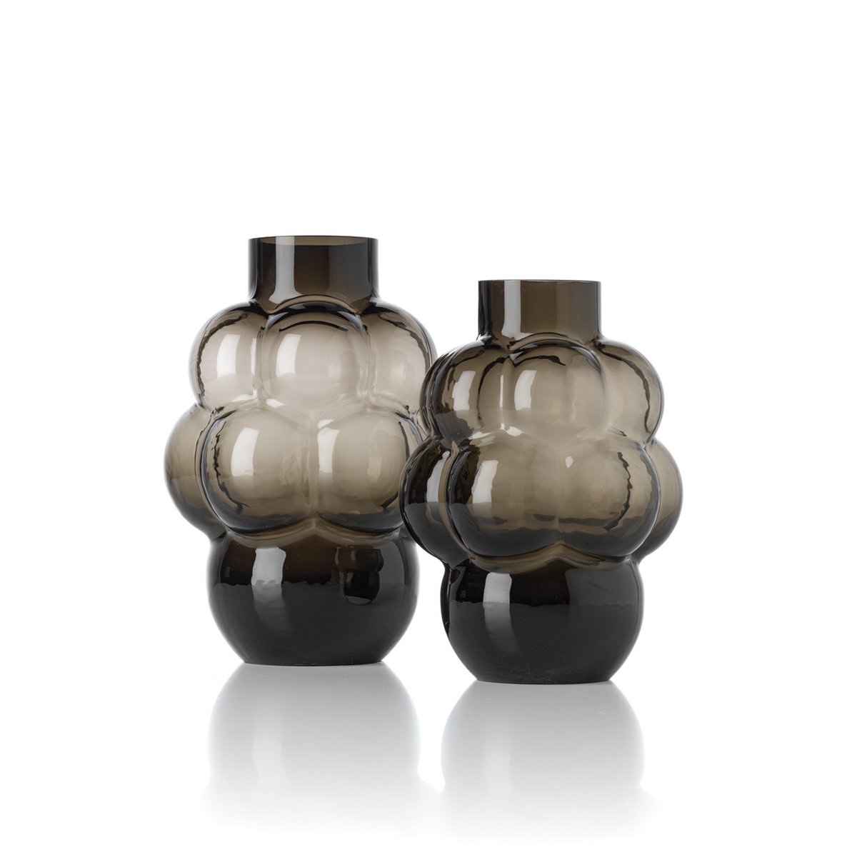 Deux Grand vase décoratif en verre recyclé gris foncé, forme de grappe de raisin organique.