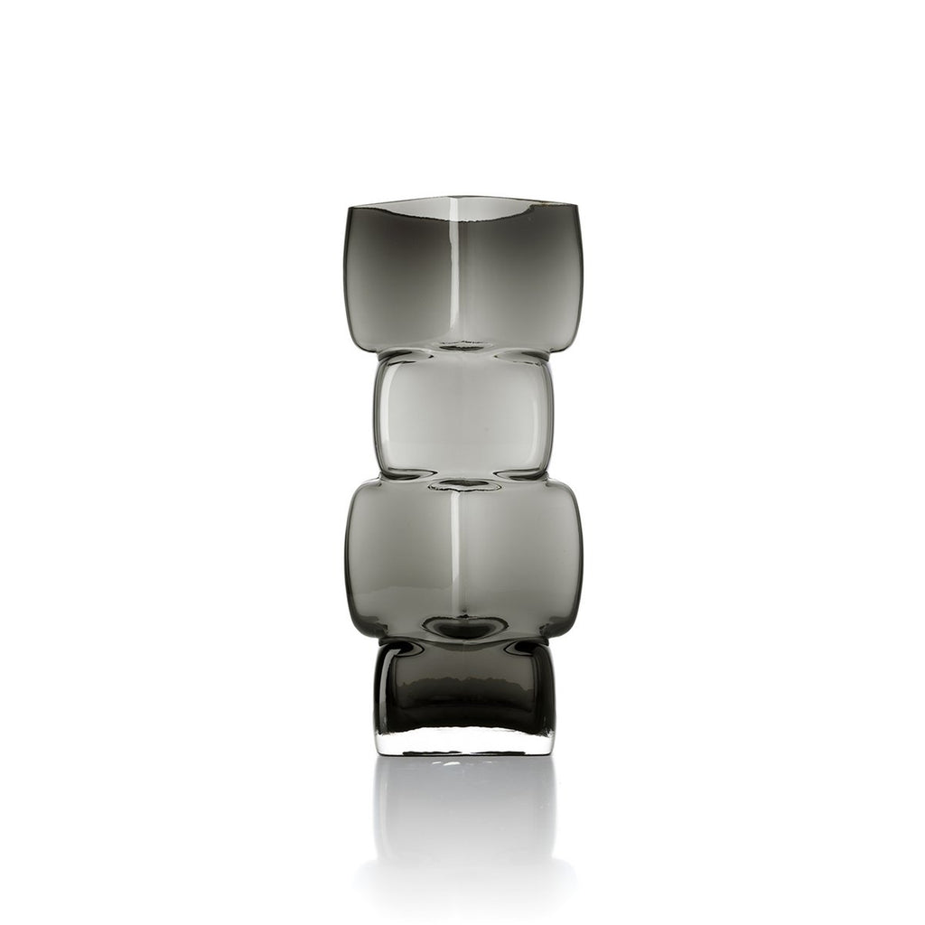 Grand vase sculptural design en verre gris foncé avec silhouette en formes de cubes.