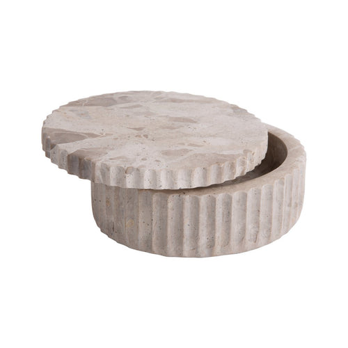 Boîte en marbre cannelé posée sur une table avec des bougies pour une ambiance zen