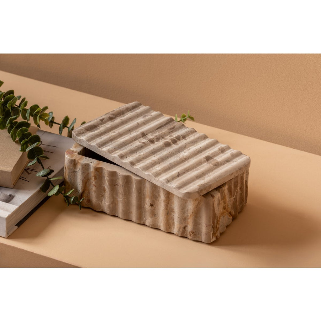 Grande boîte en marbre rectangulaire posée en décoration sur une table