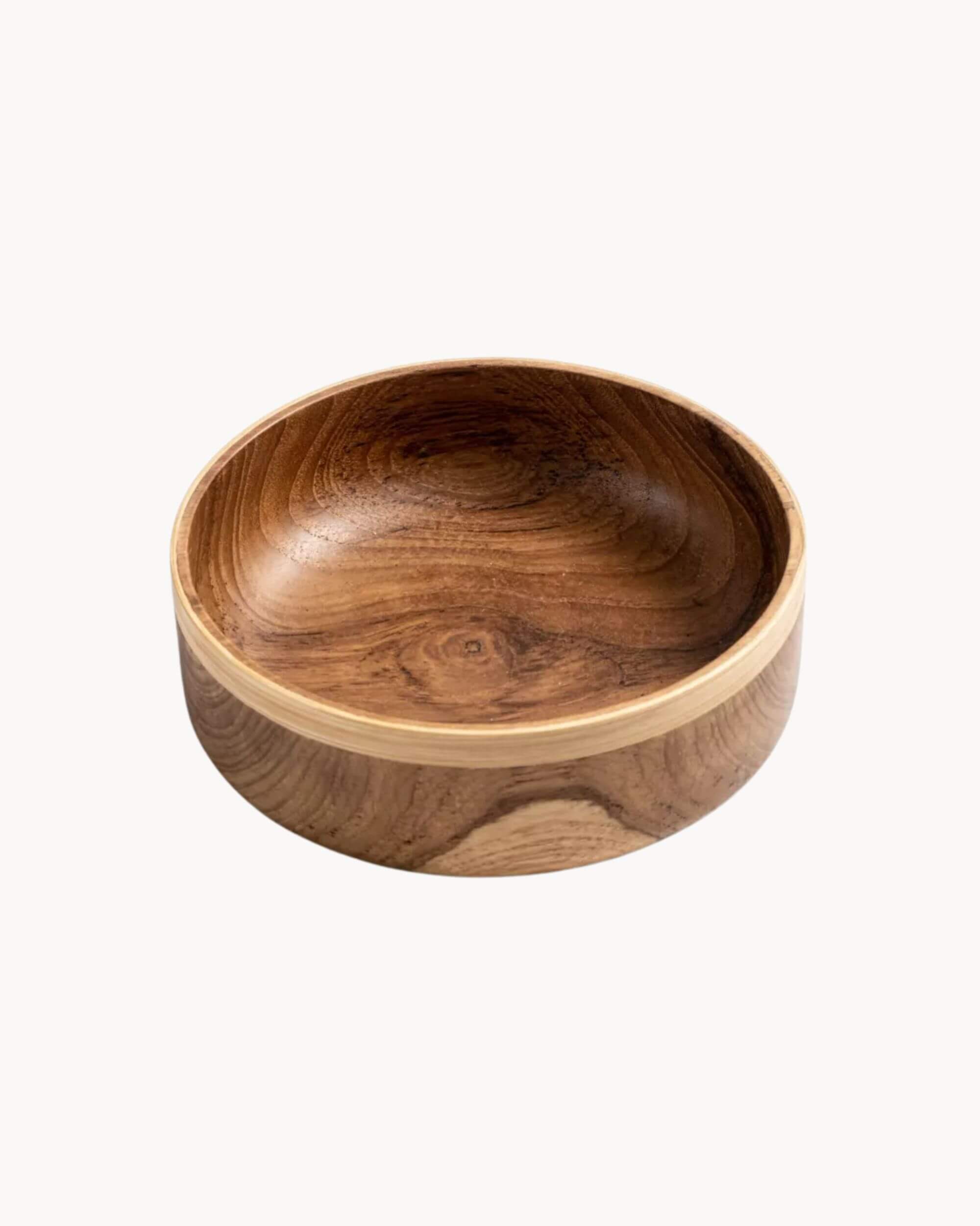 Bol artisanal SORAYA en teck massif et bambou laminé sur fond neutre
