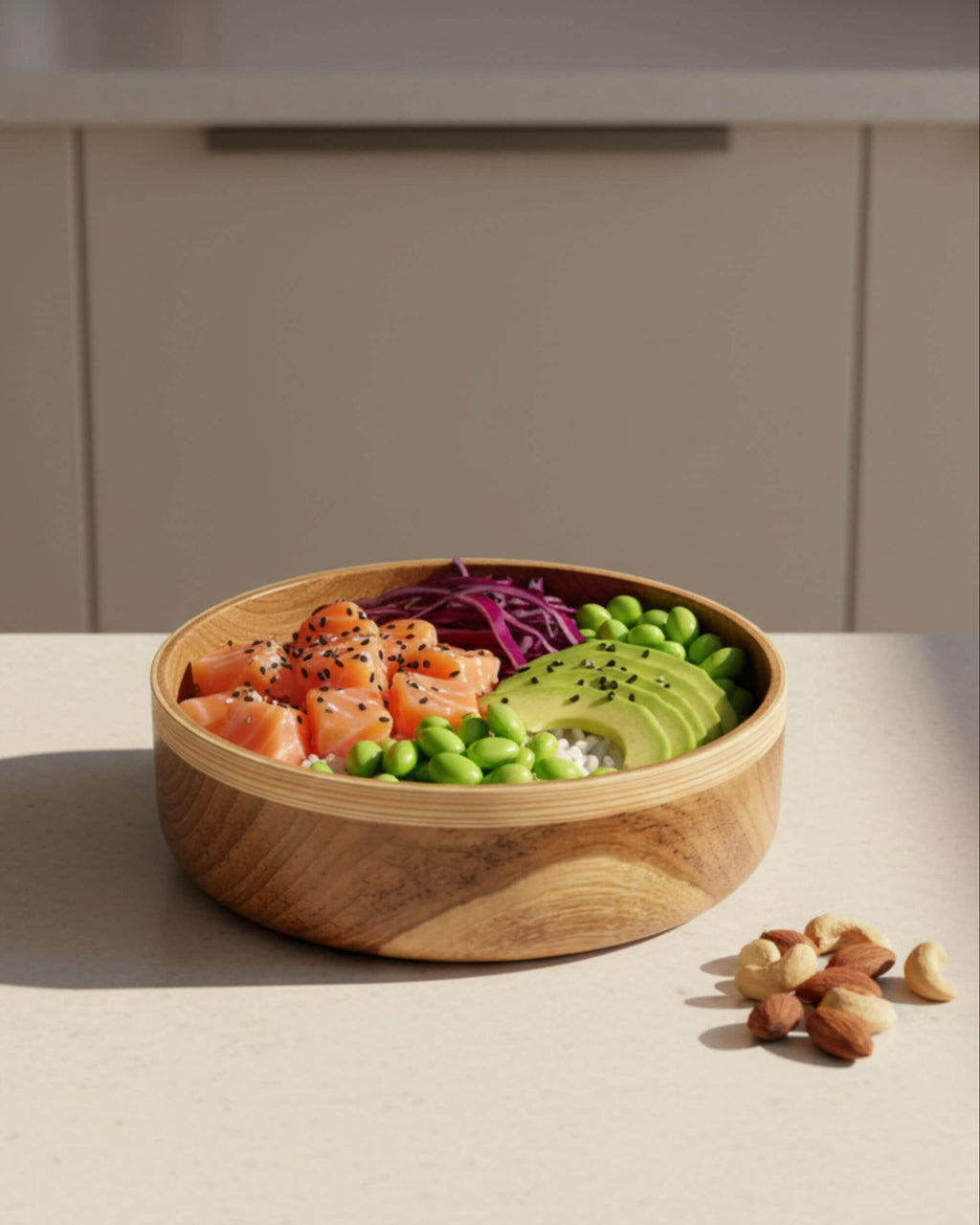 Bol SORAYA en teck et bambou fait main avec salade colorée
