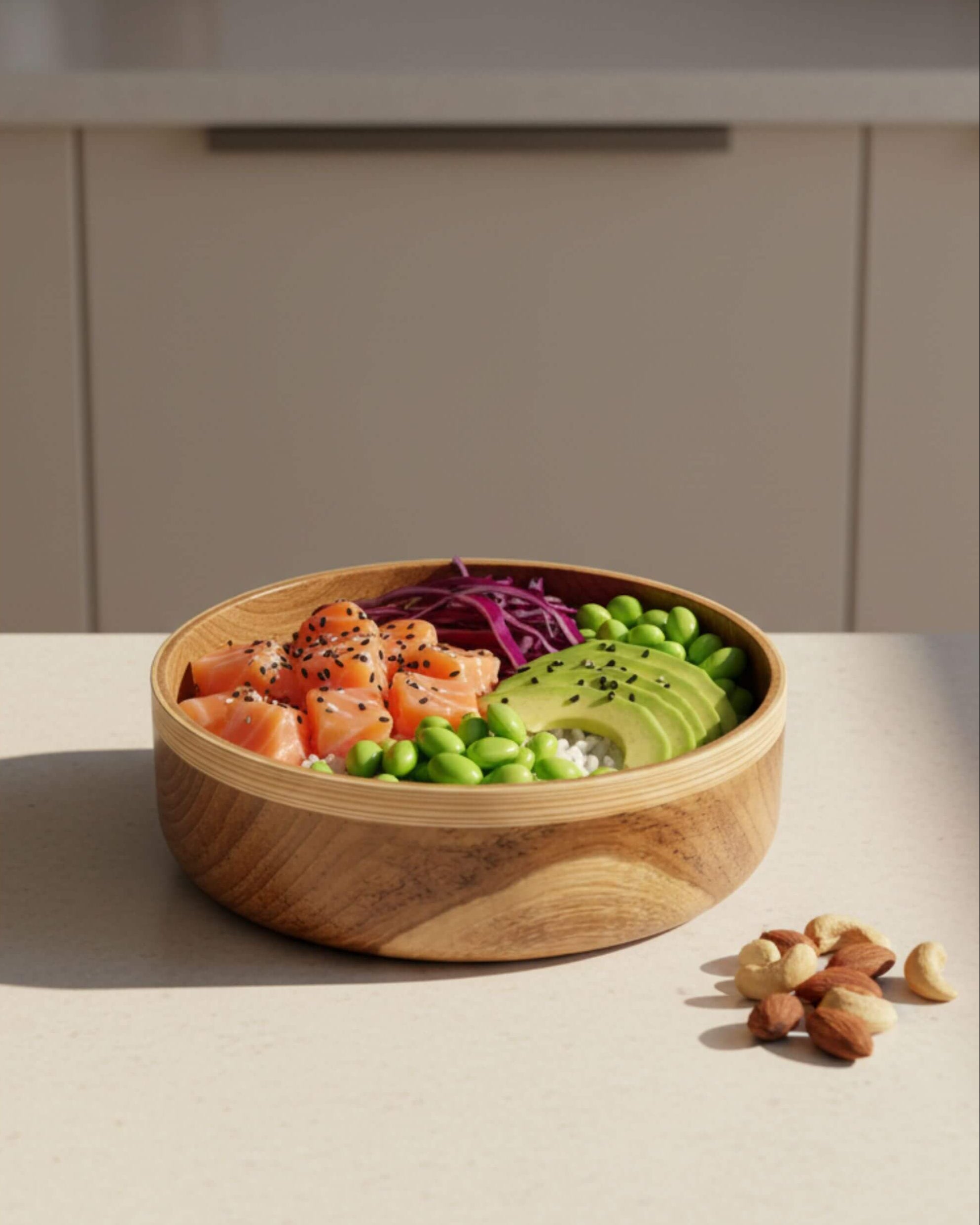 Bol SORAYA en teck et bambou fait main avec salade colorée
