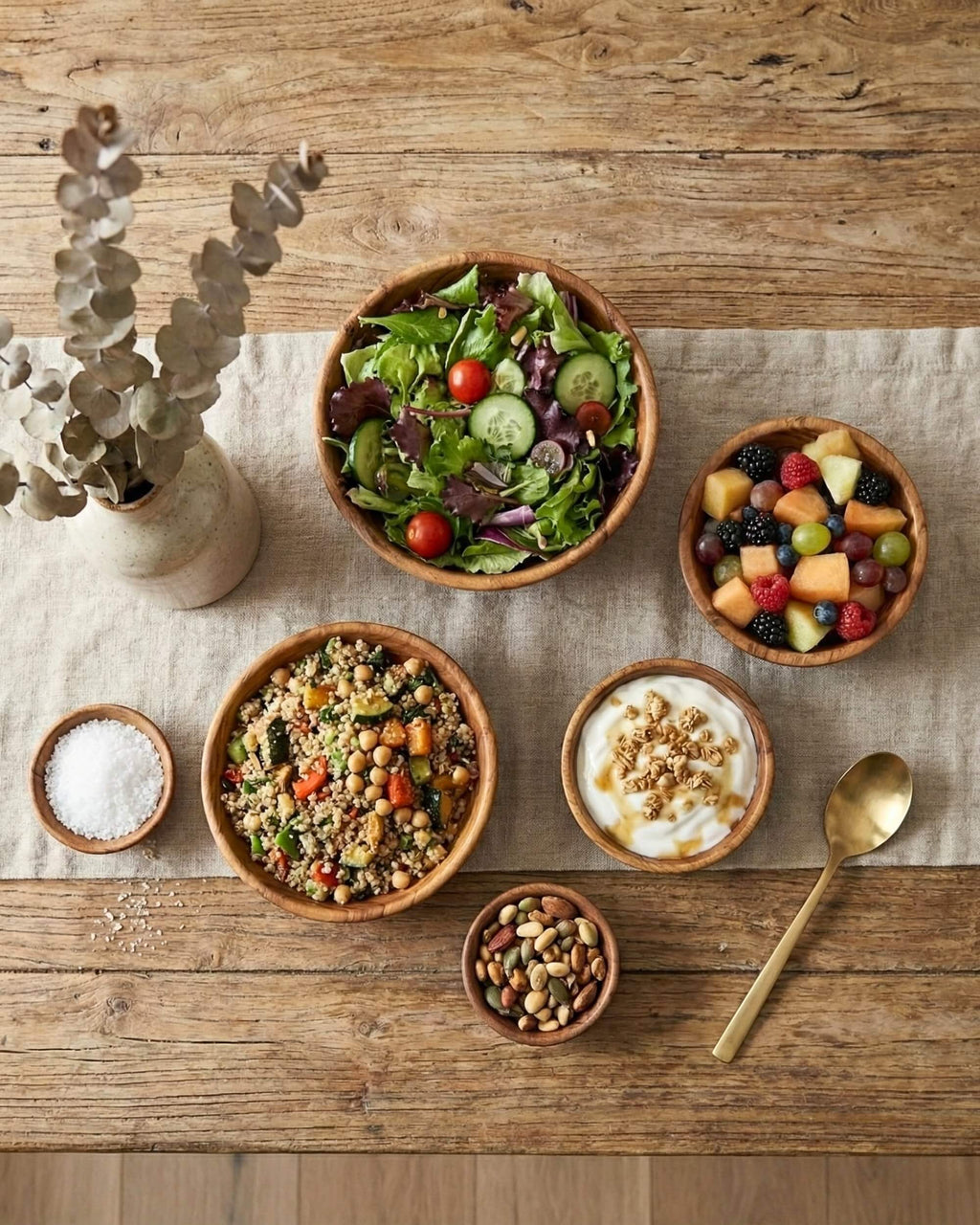 Vue de dessus des bols Miran utilisés pour servir salades, fruits et apéritifs. Idéal pour une table saine et conviviale.