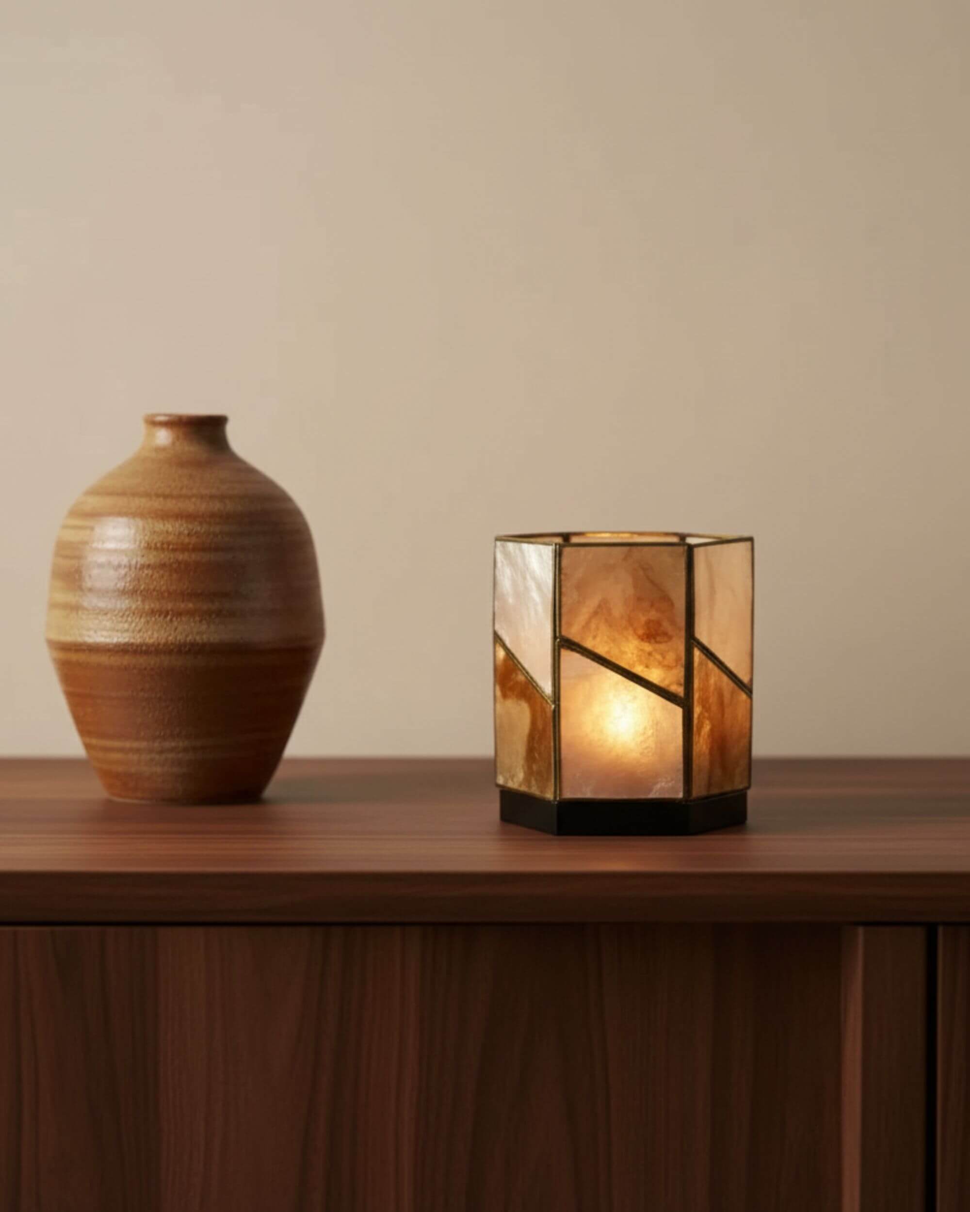 Bougeoir HEXA en coquillage sur meuble en bois
