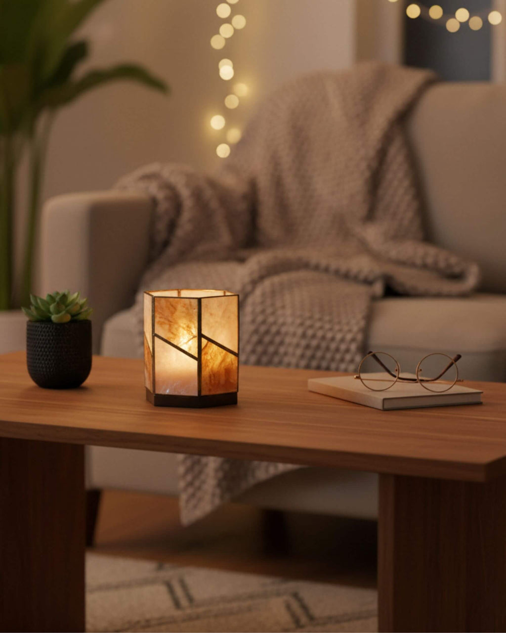 Bougeoir HEXA allumé diffusant une lumière dorée
