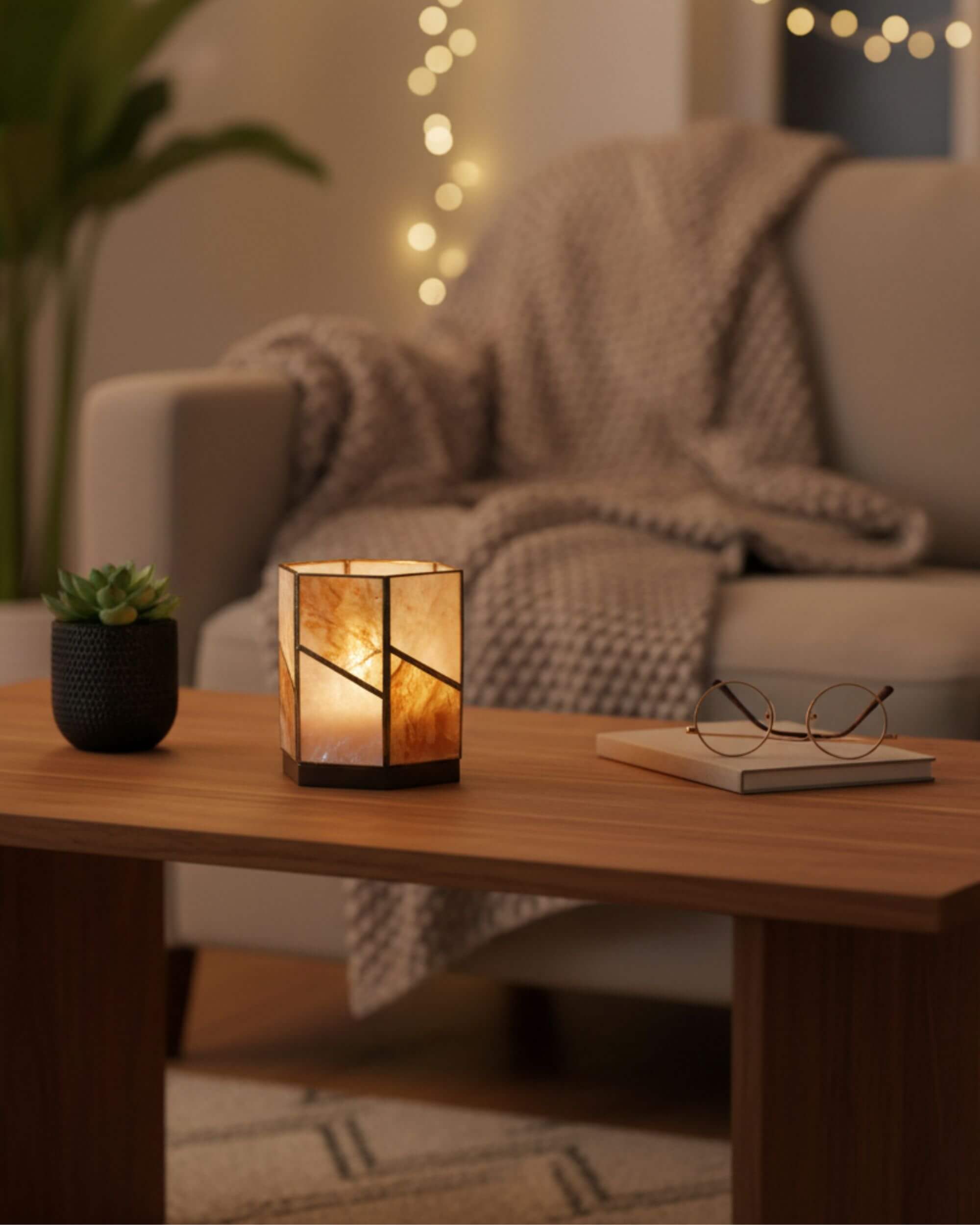 Bougeoir HEXA allumé diffusant une lumière dorée
