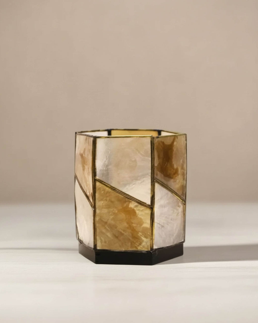 Bougeoir HEXA en coquillage naturel et structure métallique
