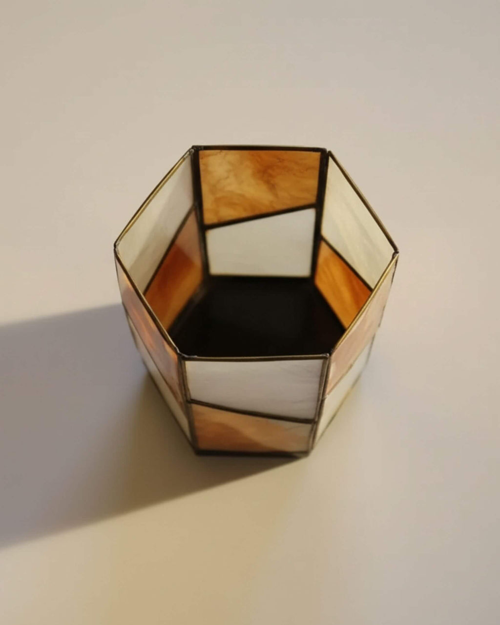 Vue de dessus du bougeoir HEXA en Capiz artisanal
