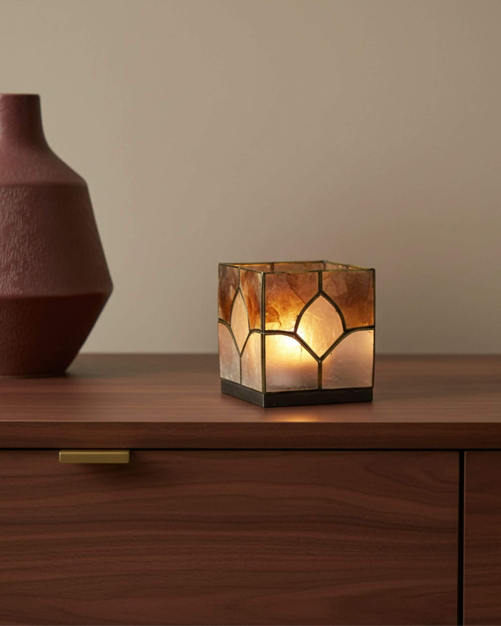 Bougeoir KANEA allumé sur meuble en bois dans un intérieur chaleureux
