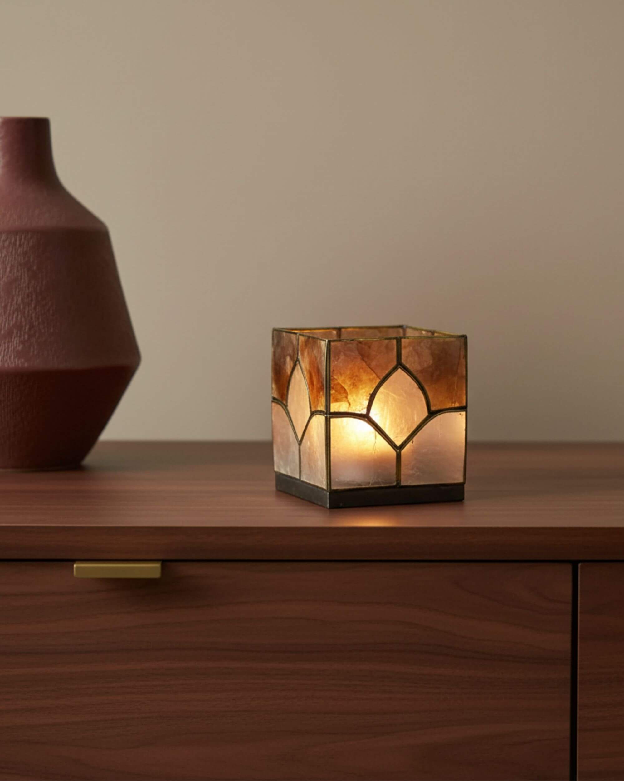 Bougeoir KANEA allumé sur meuble en bois dans un intérieur chaleureux
