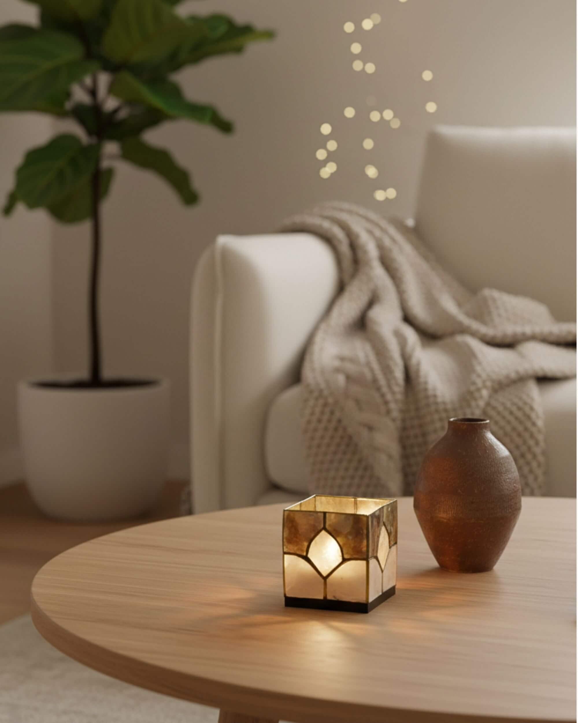 Bougeoir KANEA diffusant une lumière douce dans un salon cosy

