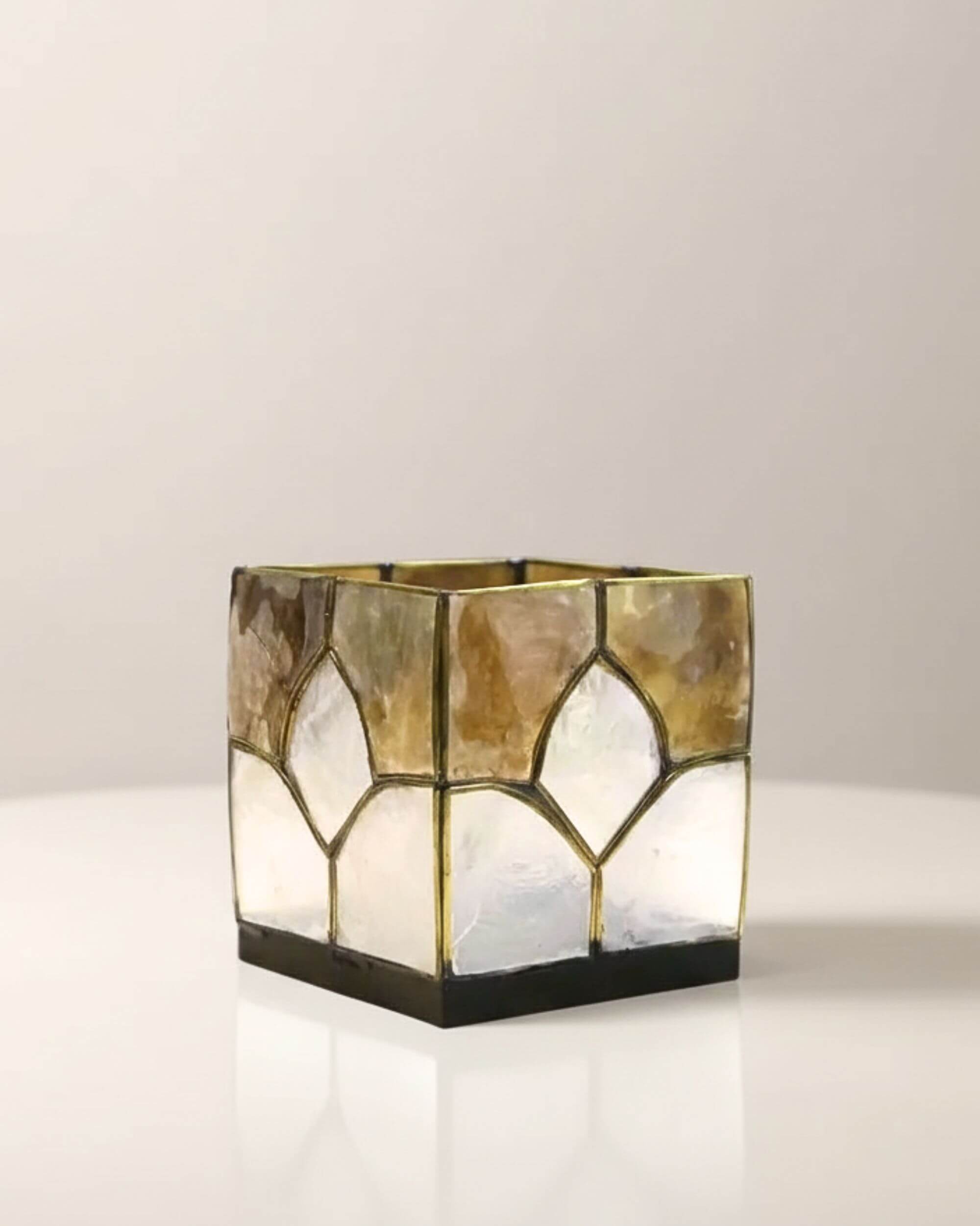 Bougeoir KANEA fait main en Capiz et métal doré sur fond neutre
