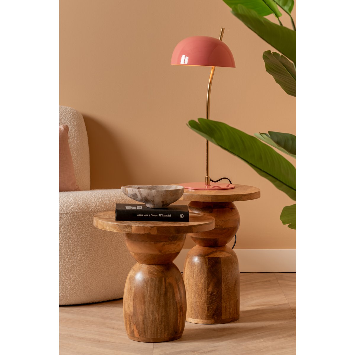 Table d'appoint en bois forme ronde disposée dans un salon cosy
