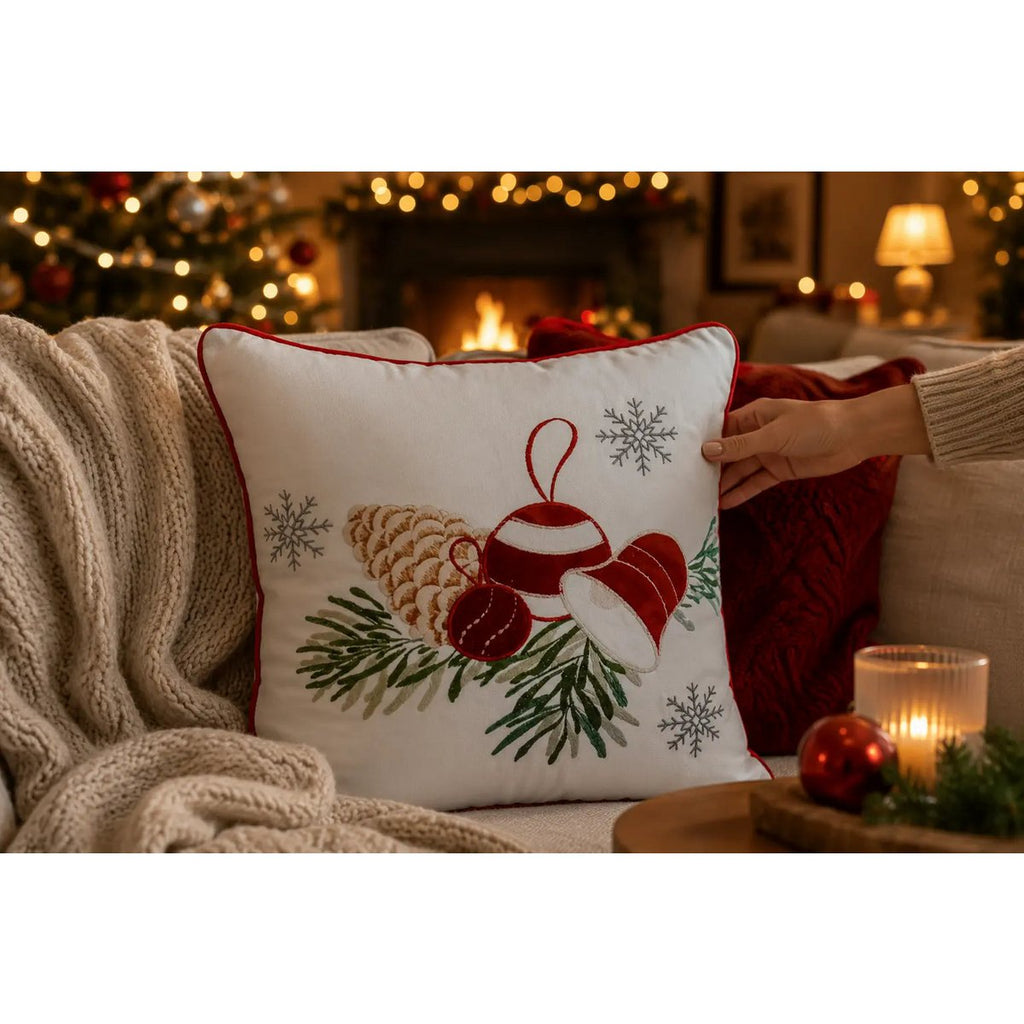 Housse de Coussin Noël Cloches Brodées Pommes de Pin Sapin Coton 45×45 cm