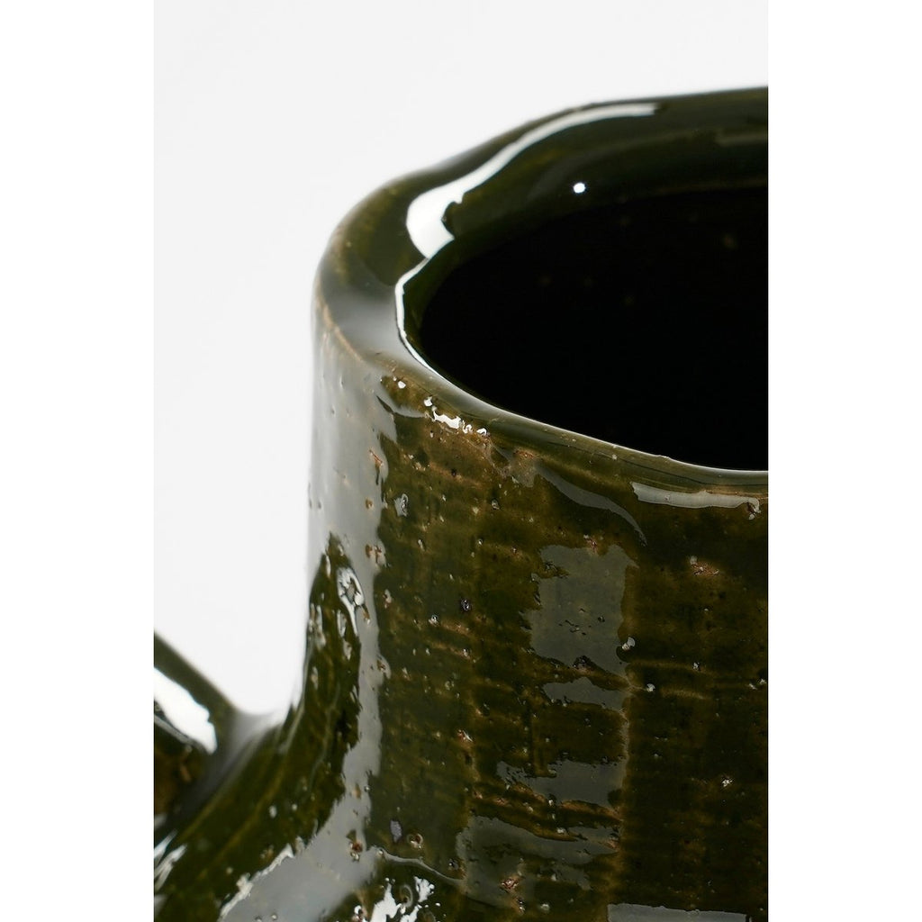 Gros plan sur le col et la finition brillante du vase vert.