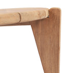 Autre perspective soulignant la robustesse et le design épuré de la table.
