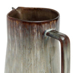 Détail de la anse et de l'émaillage naturel du pichet Péniche.
