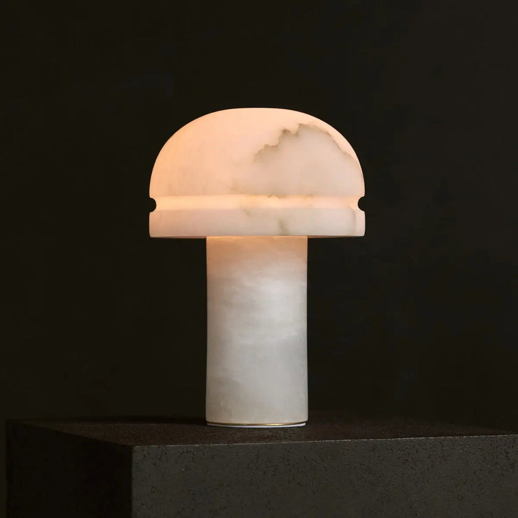 Détail de la texture veinée de la lampe en albâtre Leonardo sur fond noir.