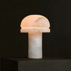 Détail de la texture veinée de la lampe en albâtre Leonardo sur fond noir.