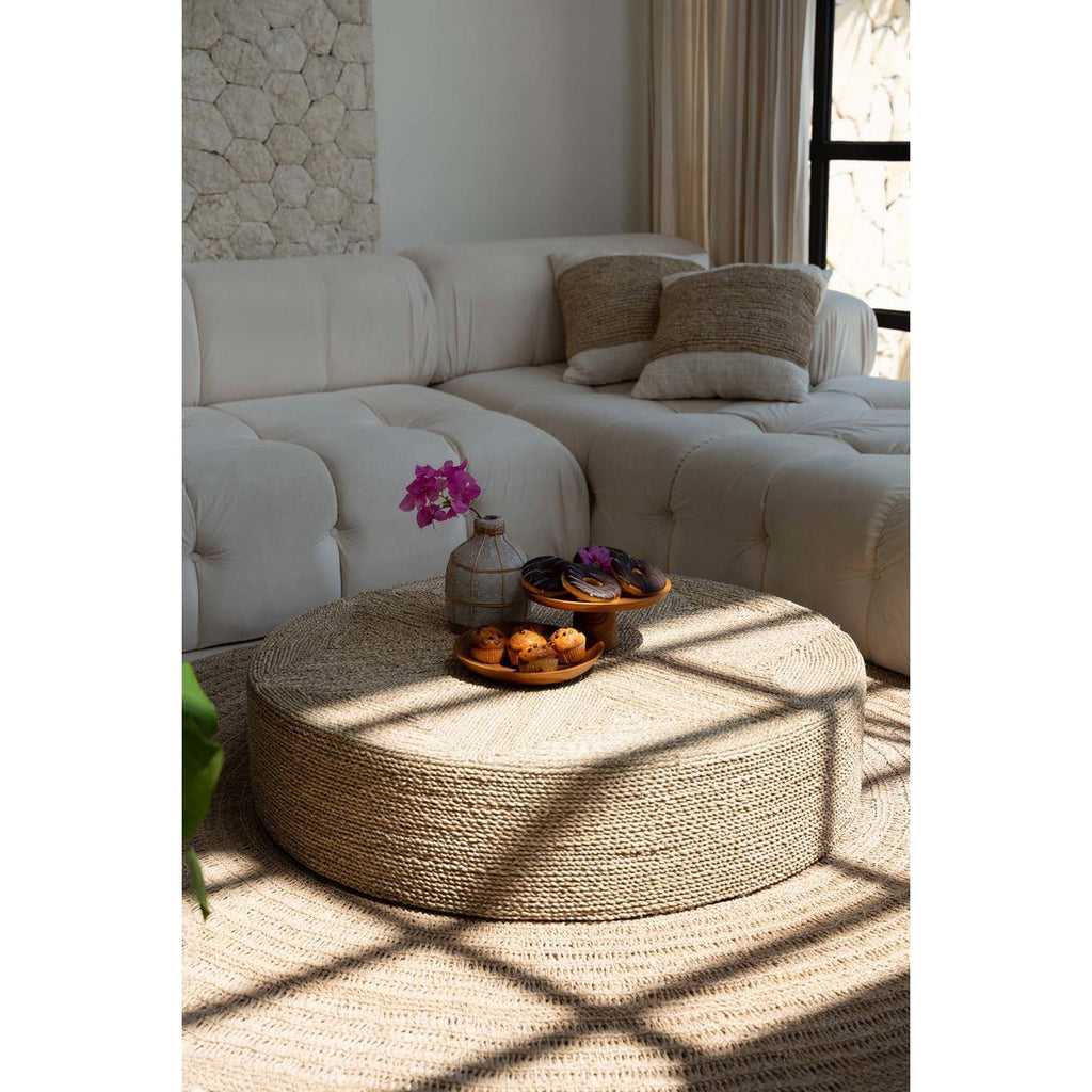 Mise en scène du pouf XXL bohème dans un salon lumineux.